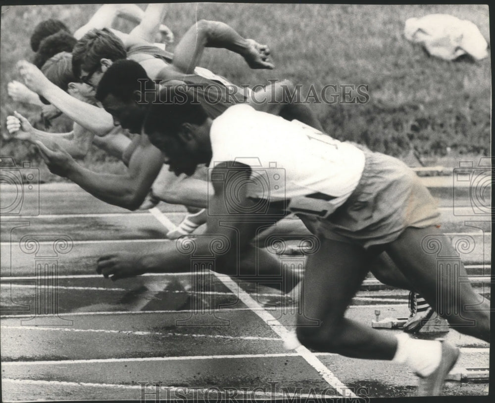 1970 Press Photo Track runners get ready, get set, and go at starting blocks- Historic Images