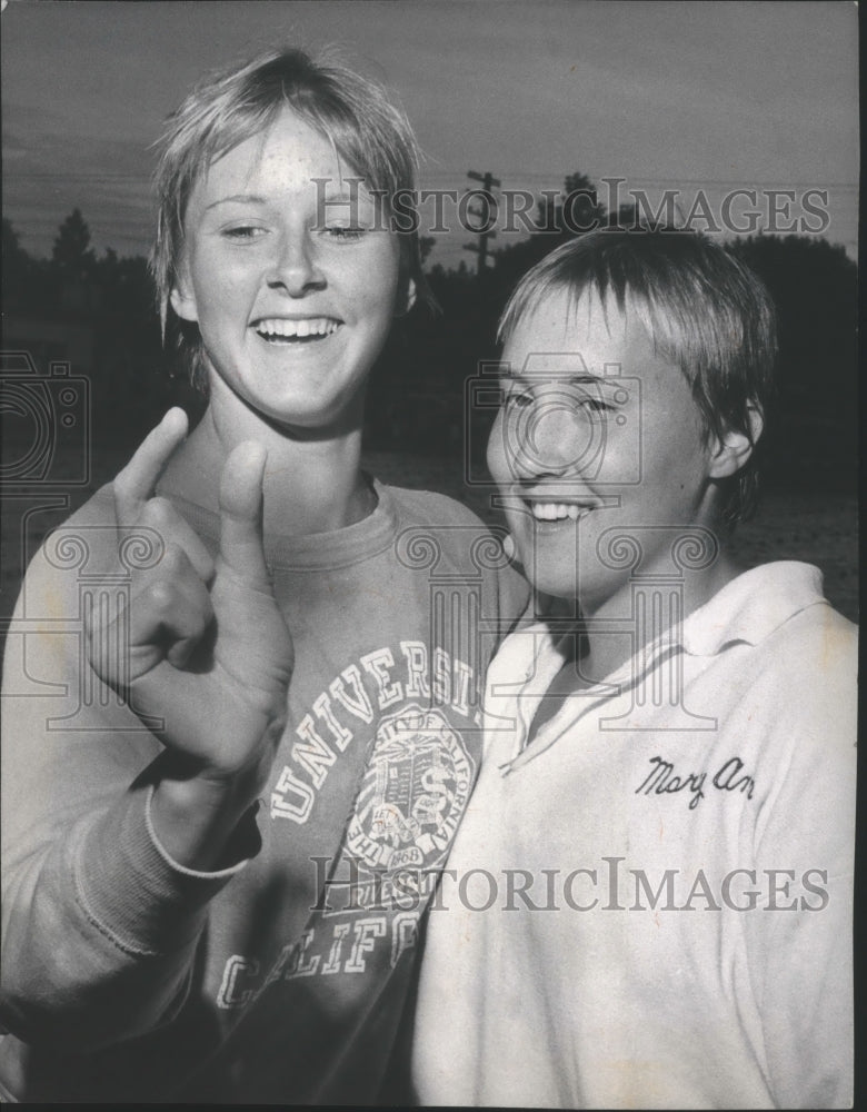 1963 Press Photo Penny Valley shows 1 inch win margin with Mary Ann Moffatt- Historic Images