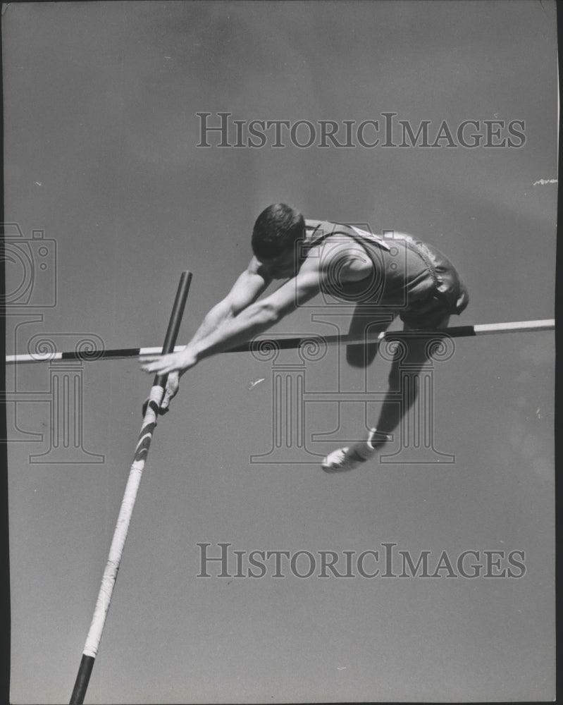 1964 Press Photo Track &amp; field pole vaulter, Dennis Cavin, clears 14&#39; 2 1/2&quot;- Historic Images