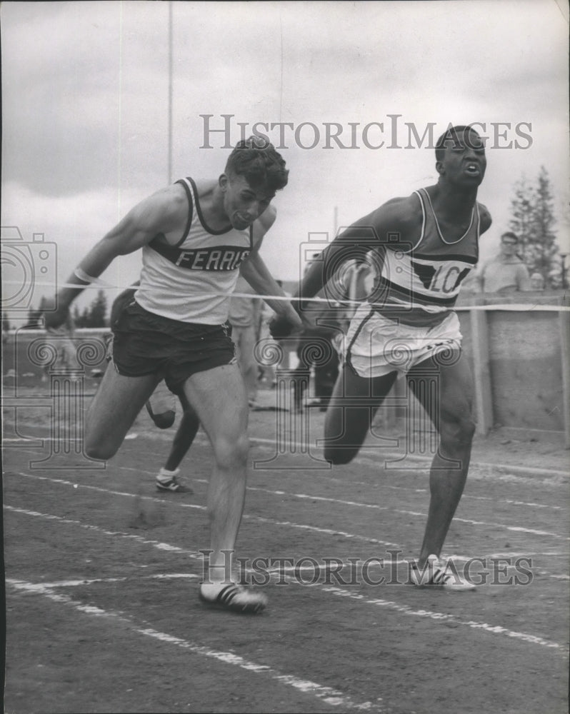 1966 Press Photo Track athletes, Wilkinson &amp; John Minnix, cross the finish line- Historic Images