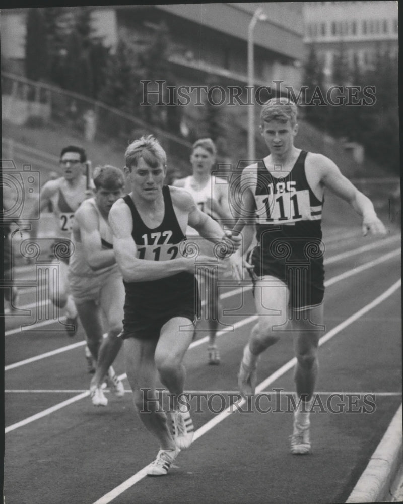 1968 Press Photo Track athletes, Roger Lemonds and Edd Allman, in action- Historic Images