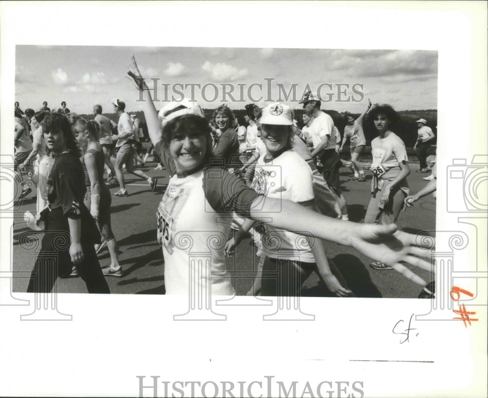 1987 Press Photo Participants in Bloomsday run take on Doomsday Hill - sps17150- Historic Images