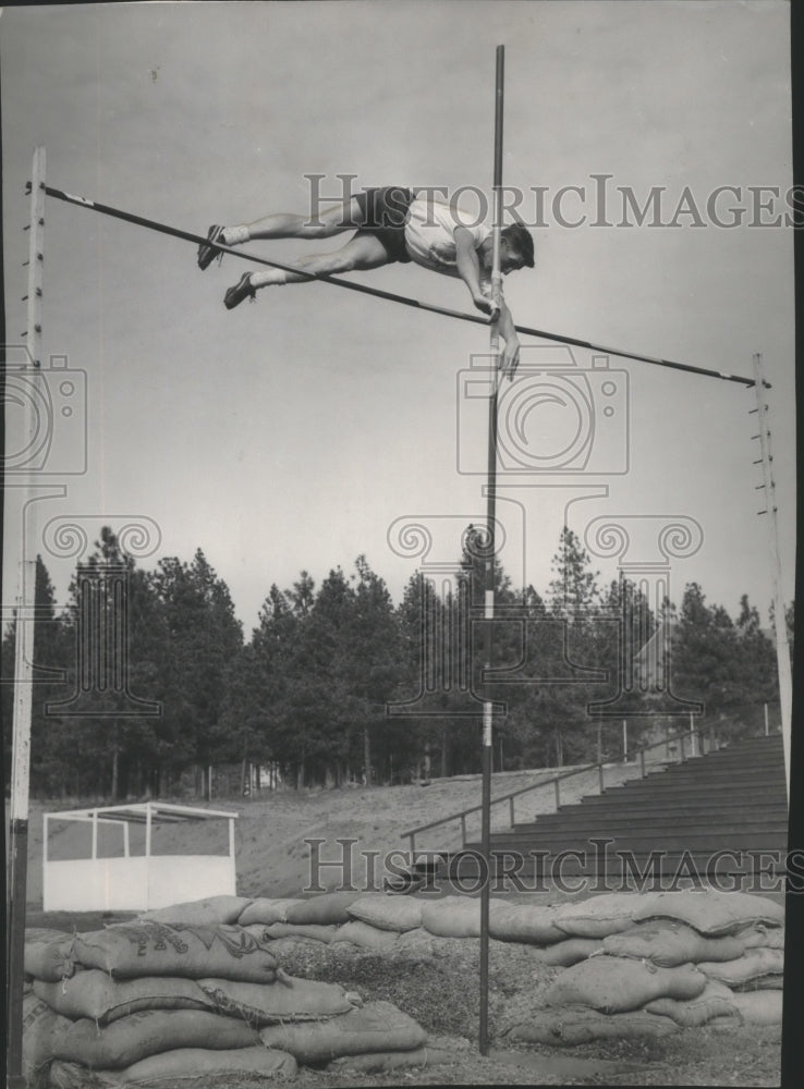 1958 Press Photo Whitworth Pole Vaulter Dick Moultrice Launches Over Bar- Historic Images