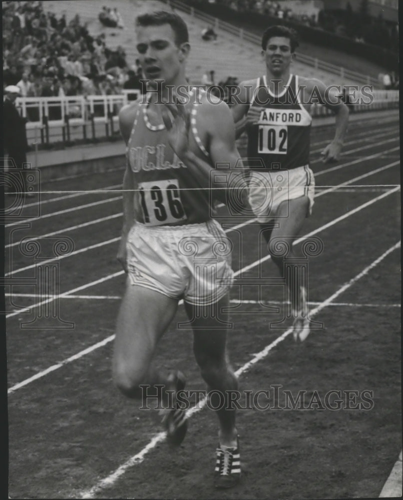 1985 Press Photo UCLA&#39;s Bob Day and Stanford&#39;s Dave Deubner Race in Track Meet- Historic Images