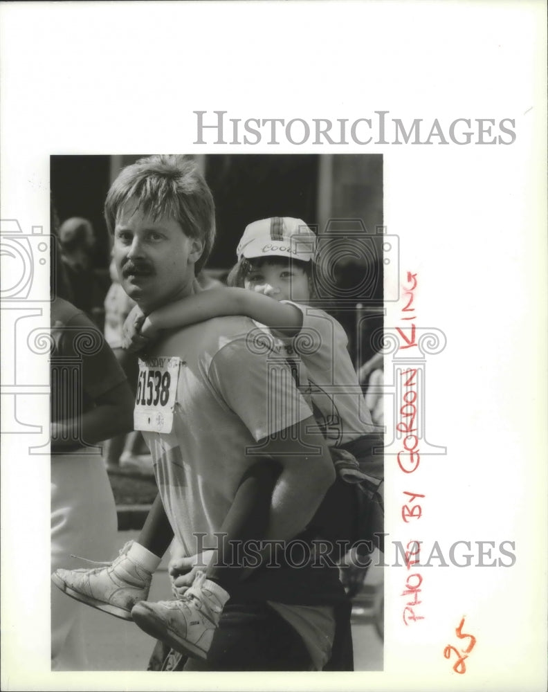 1987 Press Photo Father and Son Competing at the Bloomsday Run Near On Broadway- Historic Images