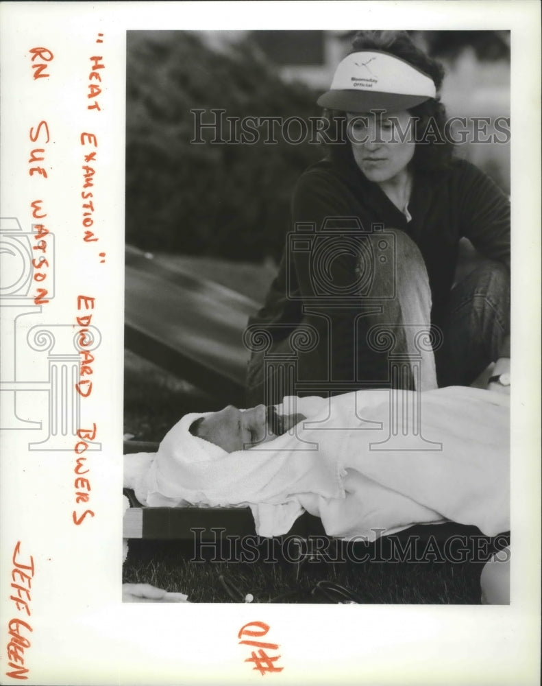 1987 Press Photo Nurse Sue Watson Taking Care of Runner Edward Bowers- Historic Images