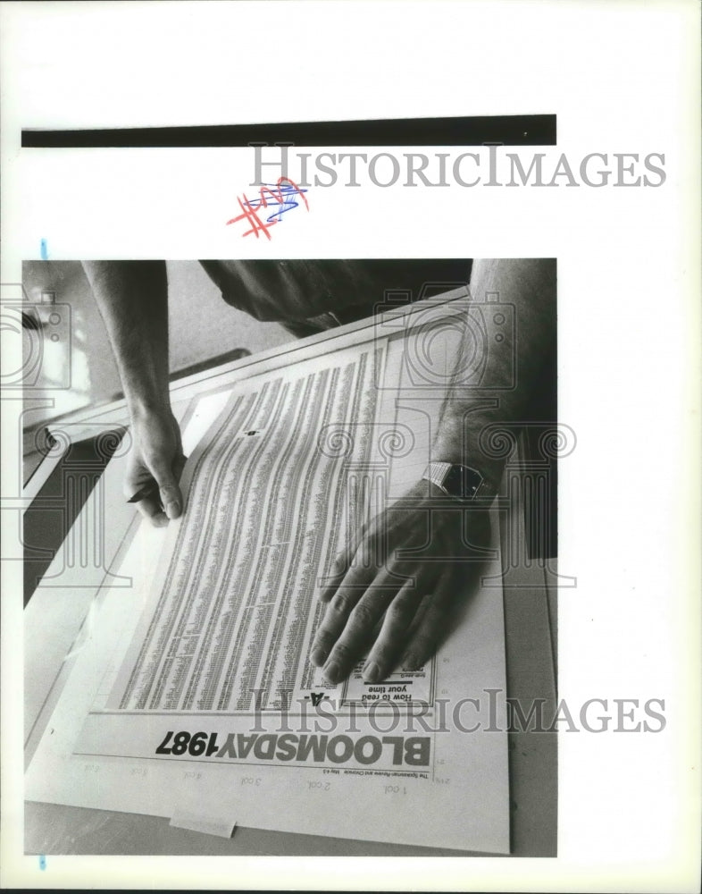 1987 Press Photo Bill Learning Inspecting the Bloomsday Printed Results- Historic Images