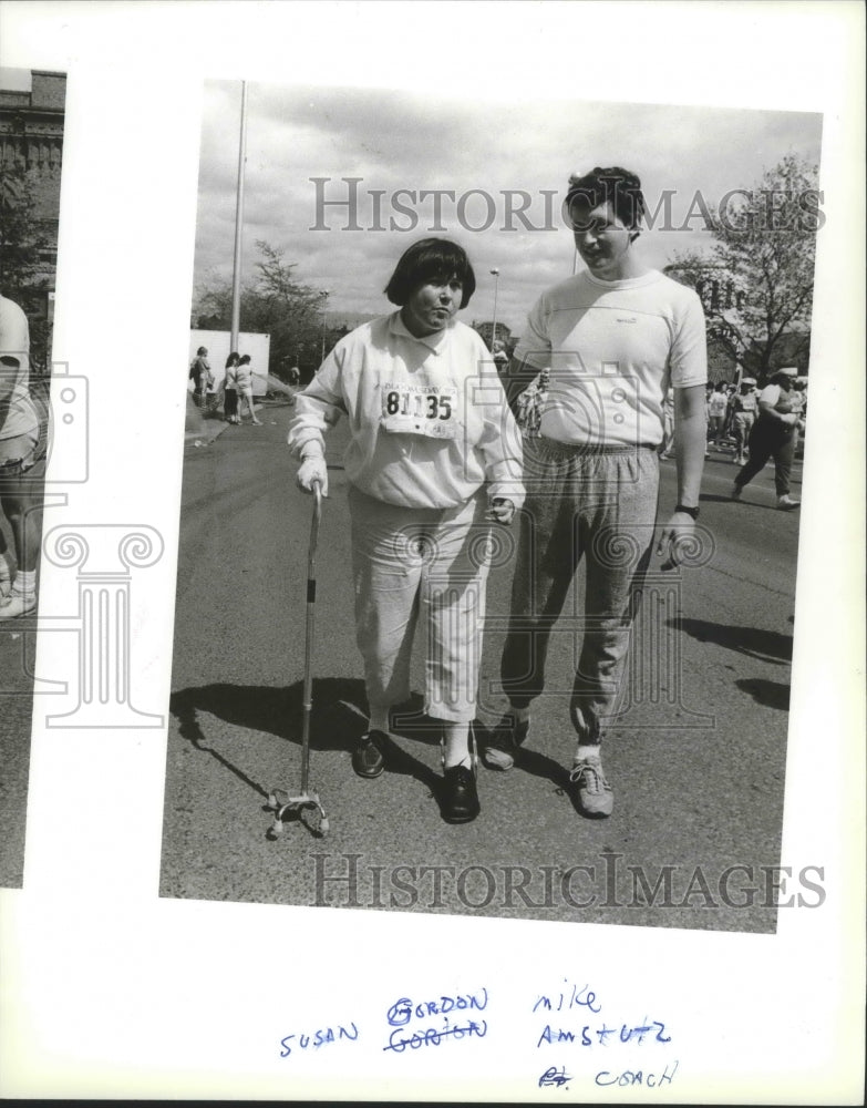 1987 Press Photo Bloomsday Competitors Mike Amstutz Helping Susan Gordon- Historic Images