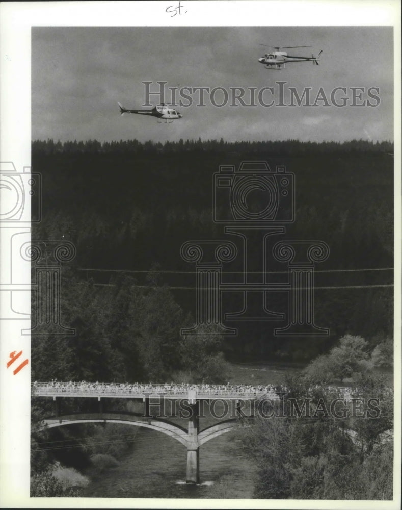 1987 Press Photo Helicopters hover over Bloomsday bridge runners- Historic Images