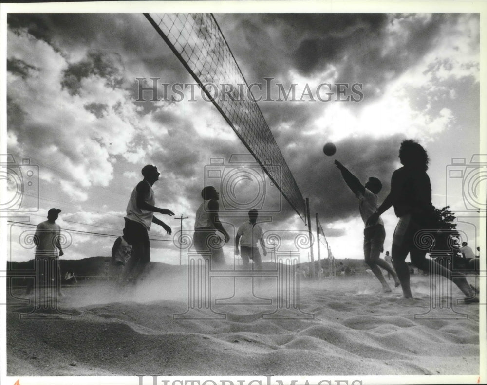 1990 Press Photo Sand volleyball players during a pickup game- Historic Images