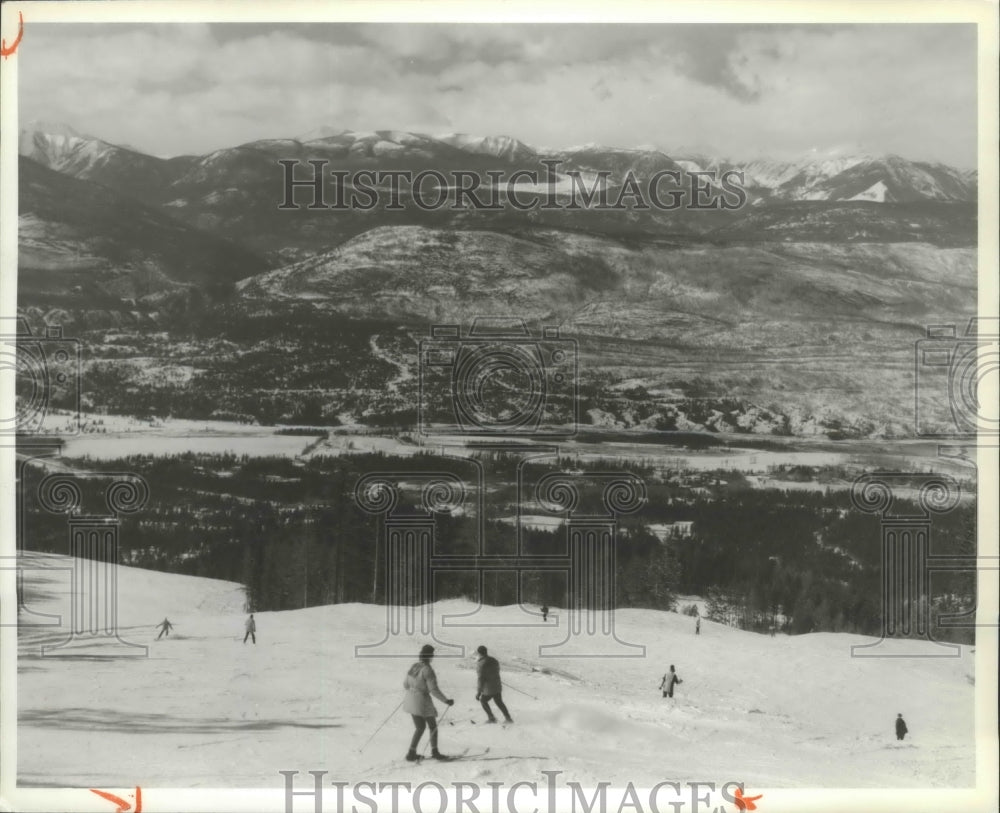 1987 Press Photo Skiiers at Alpine on a nice winter day- Historic Images