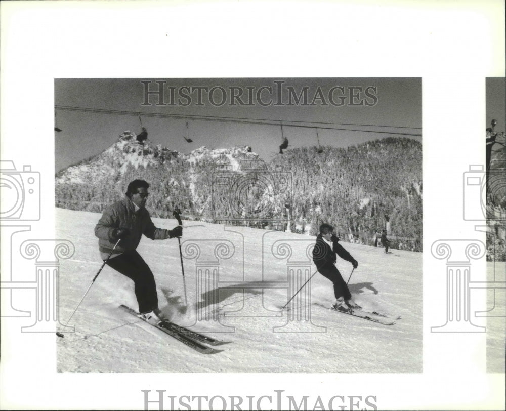 1989 Press Photo Skiing couple with the lift behind them- Historic Images