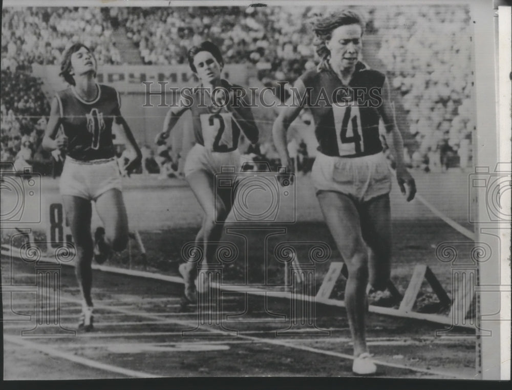 1965 Press Photo Track-Marie Mulder takes second behind Russian Tamara Dmitryeva- Historic Images