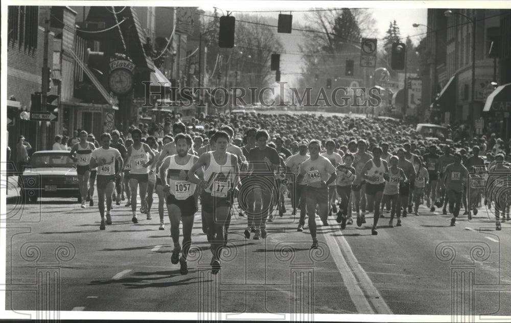 1988 Press Photo Runners head down Sherman Avenue at annual Spring Dash fun run- Historic Images