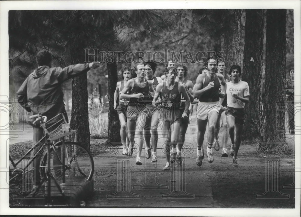 1977 Press Photo A man points the way during the Annie Pelluer Invitational- Historic Images