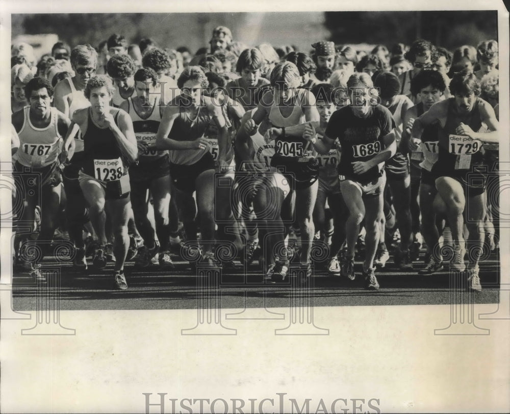 1980 Press Photo Runners at the start of the Diet Pepsi run- Historic Images