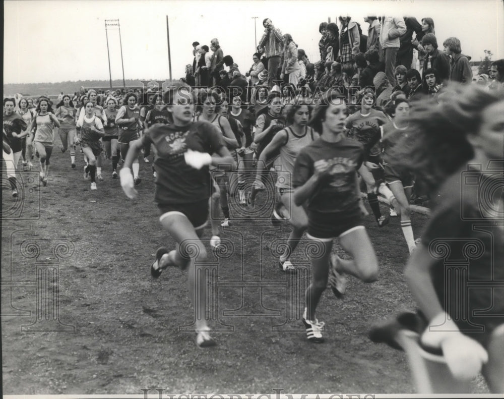 1975 Press Photo A throng of runners in action- Historic Images