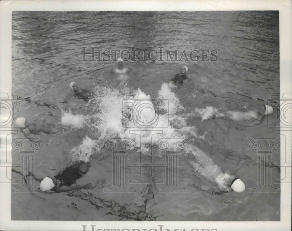 1950 Press Photo Ladies in synchronized swimming- Historic Images