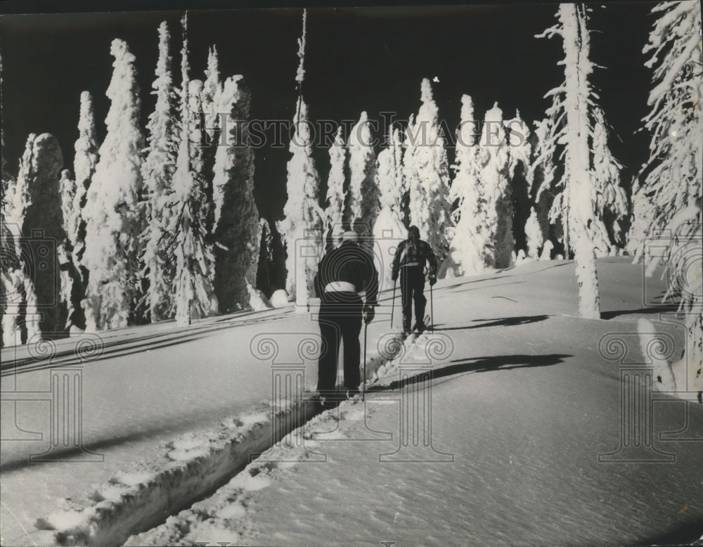 1960 Press Photo Couple of cross country skiiers in Montana- Historic Images