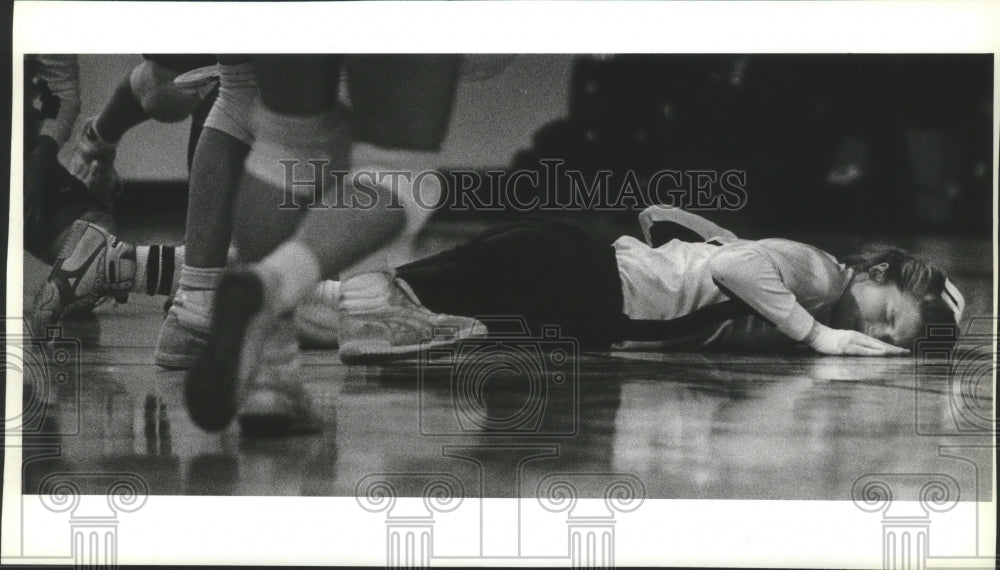 1987 Press Photo Women&#39;s Volleyball: Lakeland&#39;s Daisy DePaulis on the floor- Historic Images