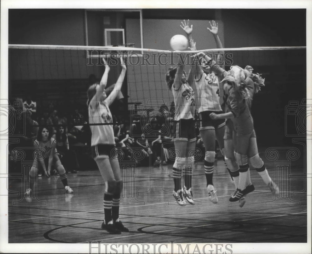 1977 Press Photo Shadle players block Amy Hayes, Lynn Yonago in volleyball- Historic Images