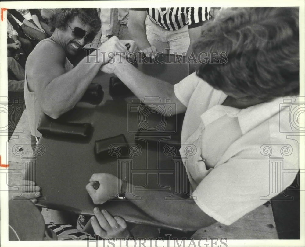 1982 Press Photo Arm wrestlers John Schacker and Vince Cunin- Historic Images