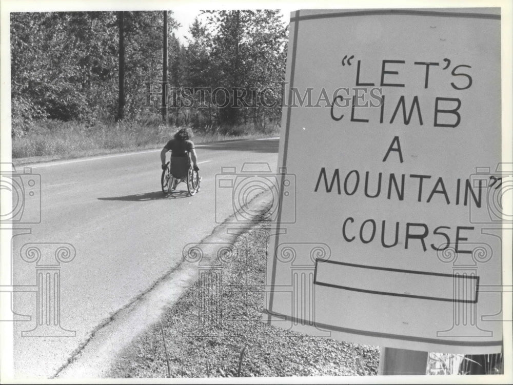 1980 Press Photo A wheelchair racer on the &quot;Let&#39;s Climb a Mountain&quot; course- Historic Images