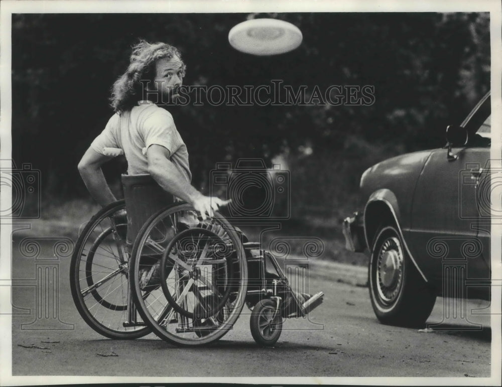 1980 Press Photo Wheelchair athlete Les Melior tosses a Frisbee- Historic Images