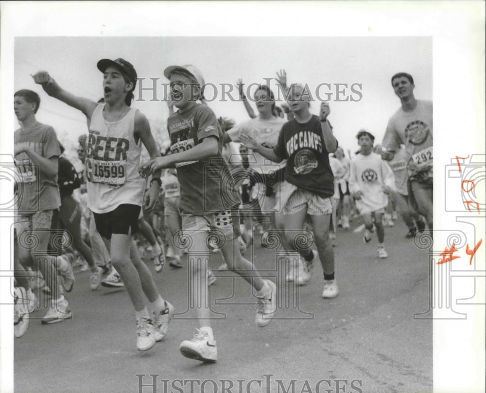 1991 Press Photo Young runners exhibiting high spirits while doing Bloomsday run- Historic Images