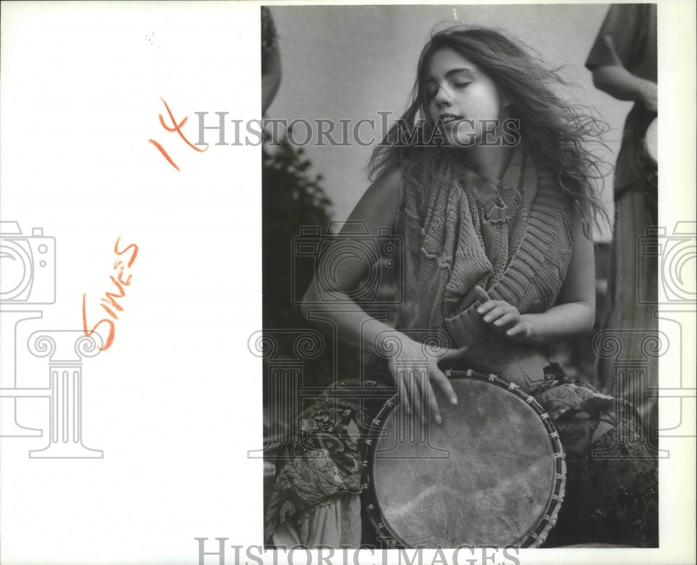 1990 Press Photo Cherri Croff providing the rhythm of Bloomsday on her drum- Historic Images