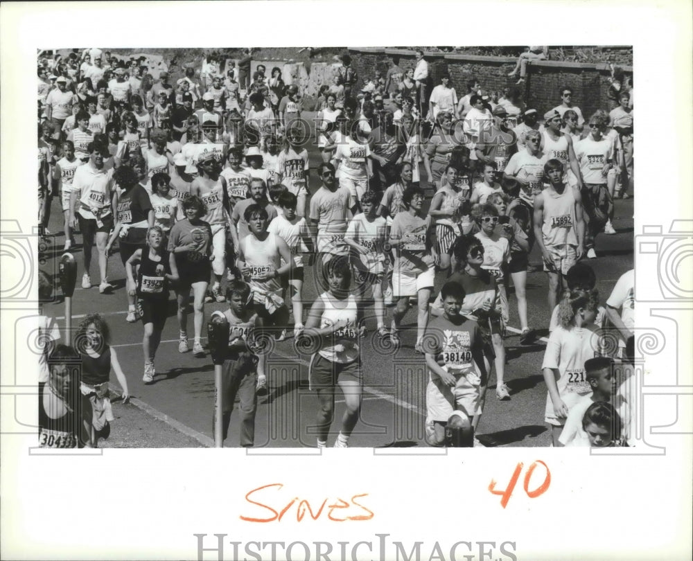 1990 Press Photo Many runners at Bloomsday run show stress at Broadway &amp; Monroe- Historic Images