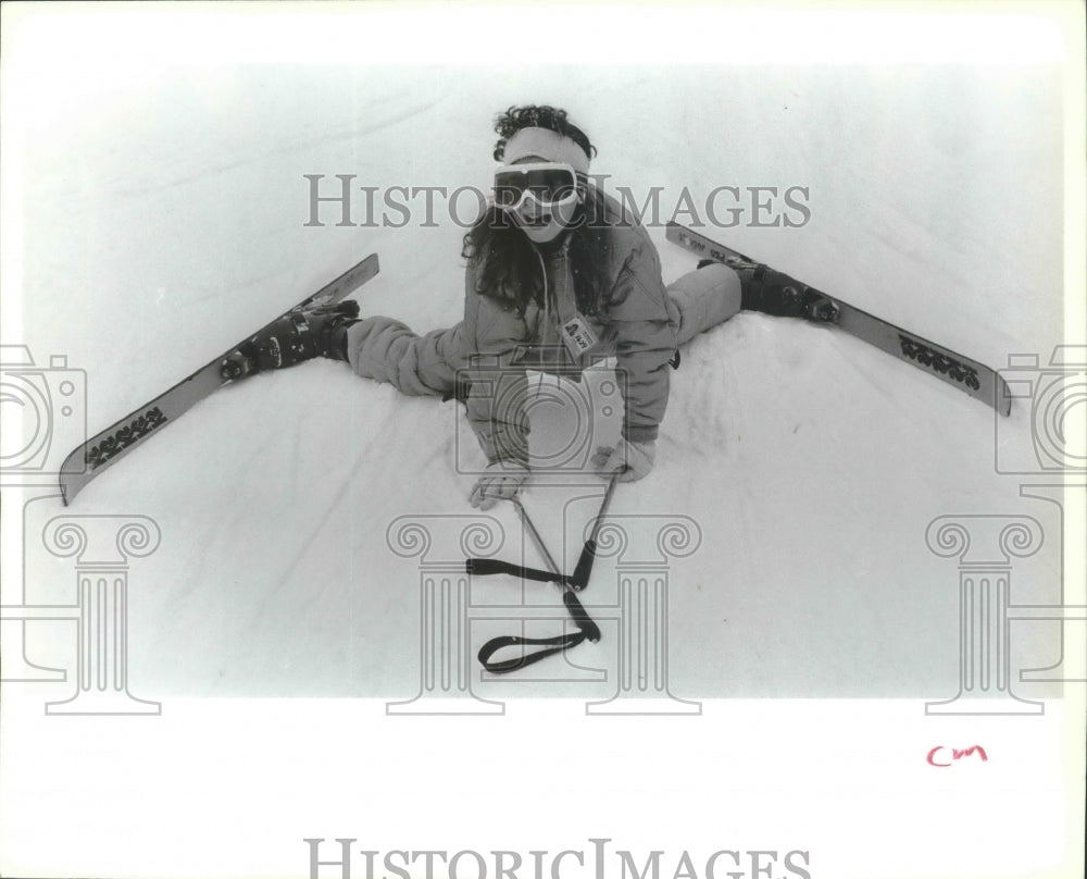 1988 Press Photo Nine-year-old Kelli Riddle of takes a spill while skiing.- Historic Images