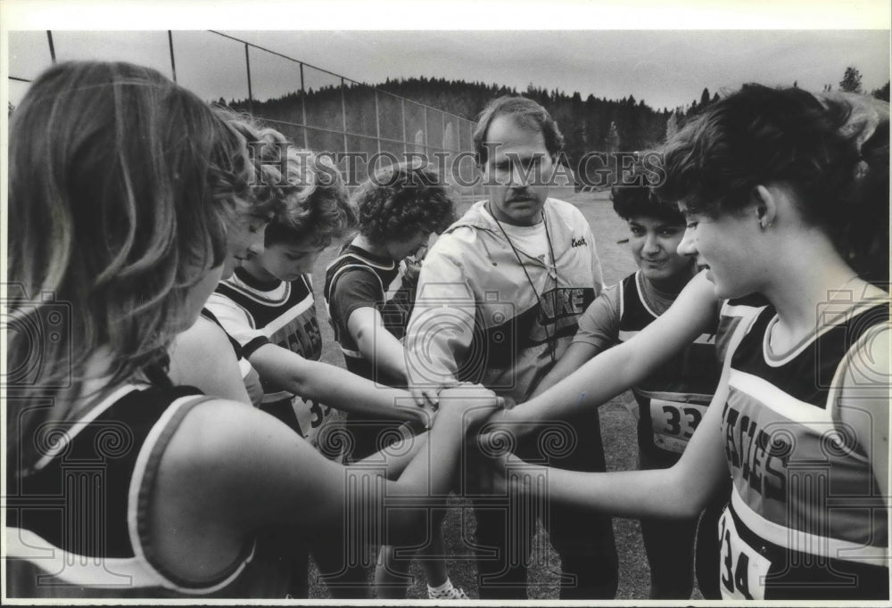 1986 Press Photo Jim McLachlan, West Valley High track , laying on of hands- Historic Images