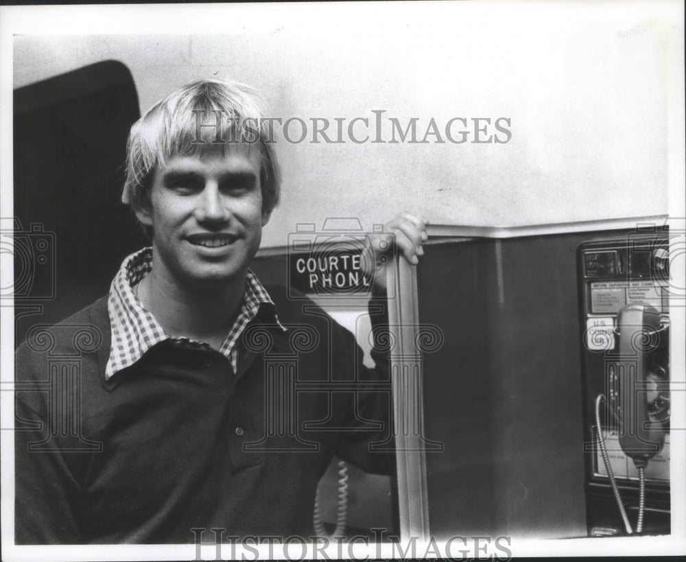 1978 Press Photo Lynn McKinney, baseball pitcher, smiles beside phone booth- Historic Images