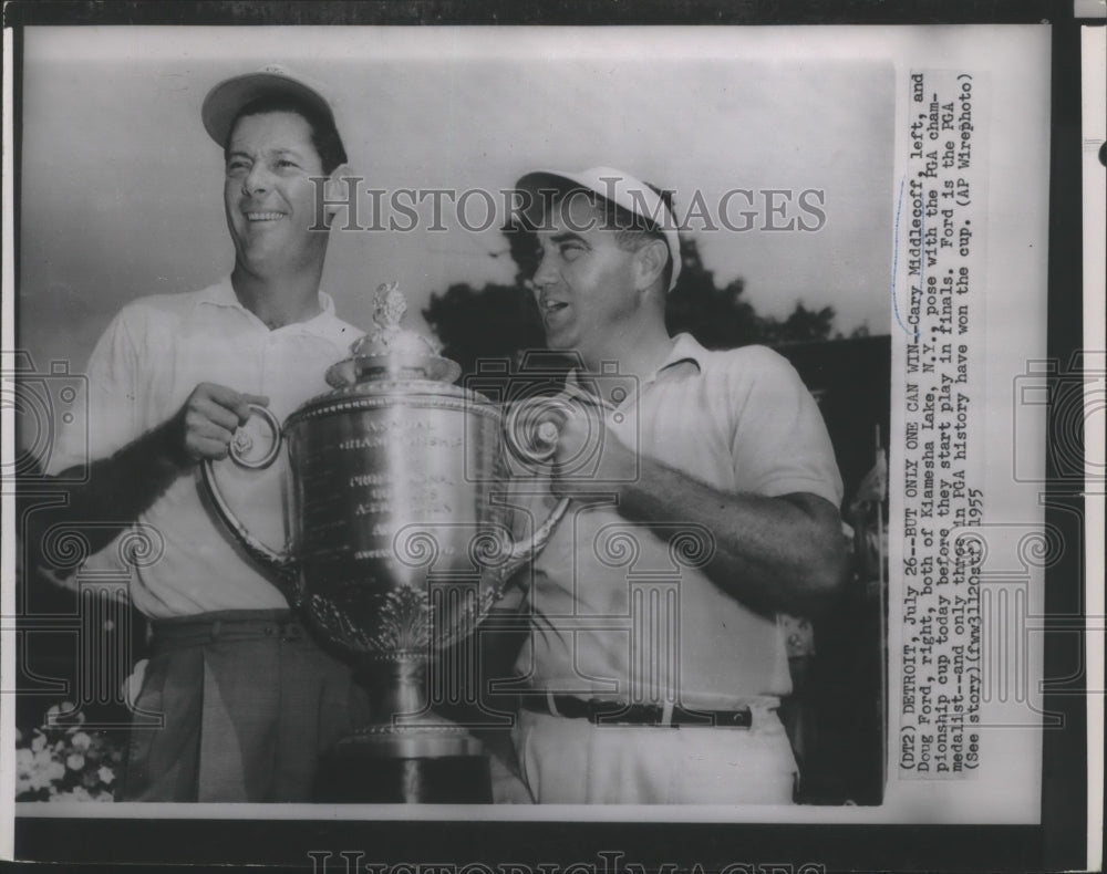 1955 Press Photo Cary Middlecoff, left, and Doug Ford hold golf championship cup- Historic Images