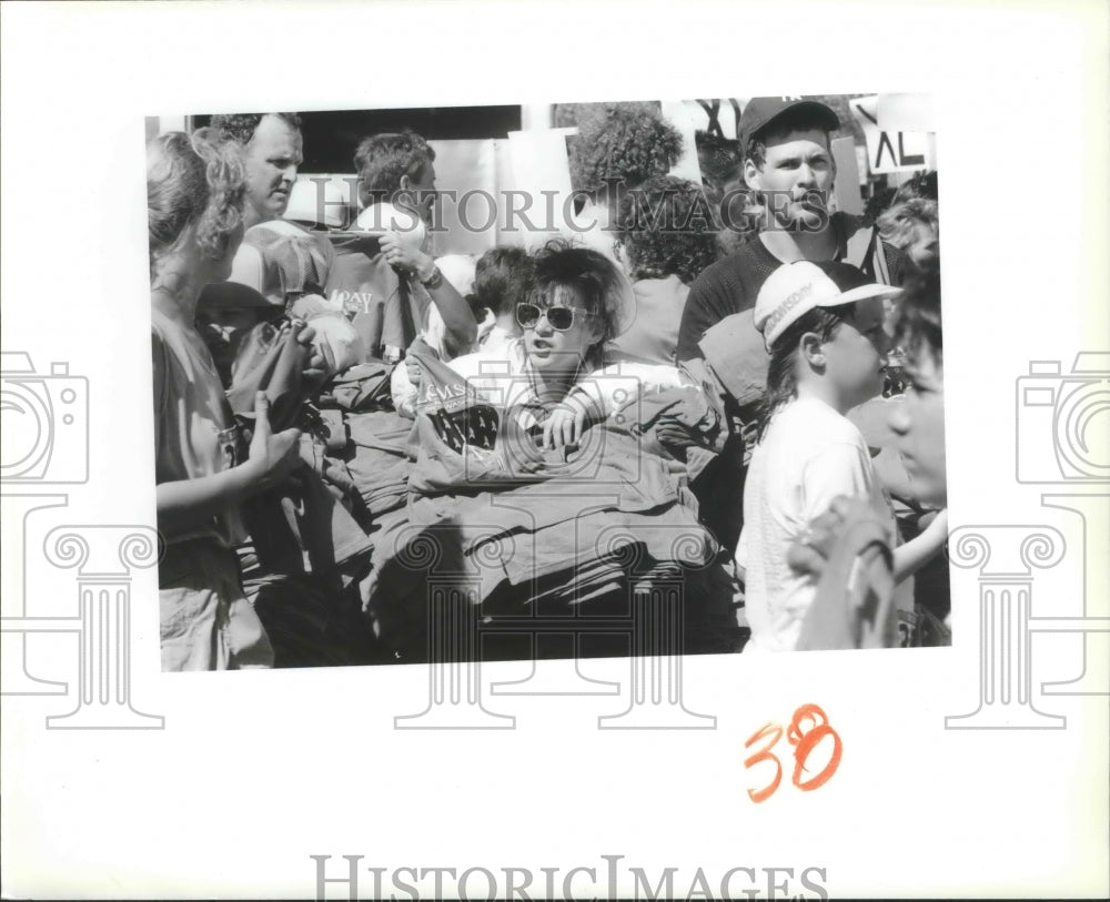 1990 Press Photo Bloomsday volunteer Kelli McCarthy handing out t-shirts.- Historic Images