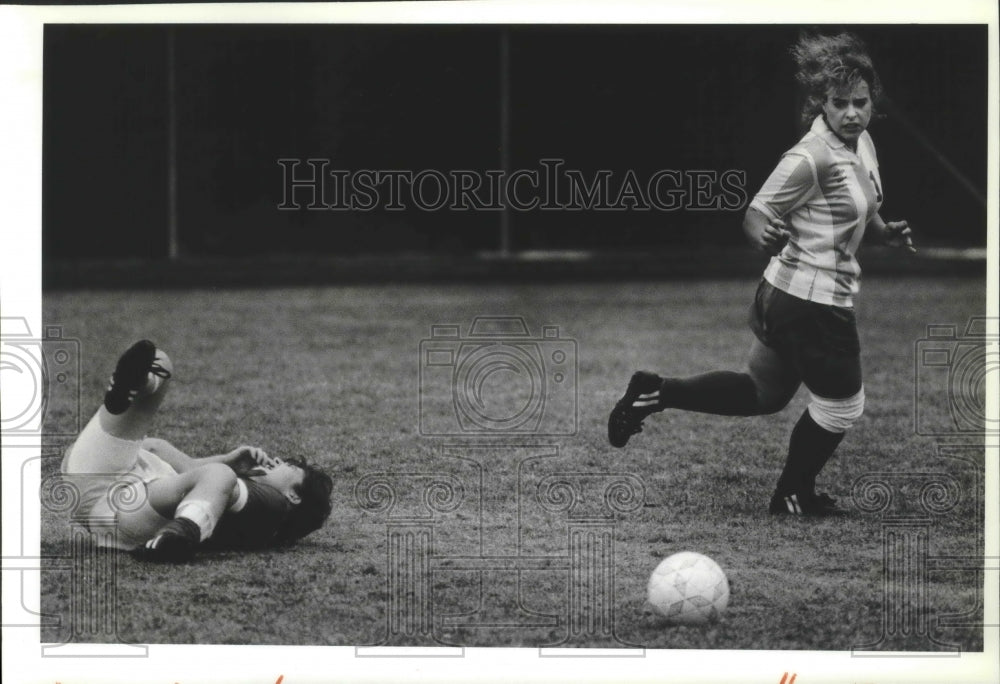 1987 Press Photo Mead soccer players Krista Thomas and Kelly McCarthy- Historic Images