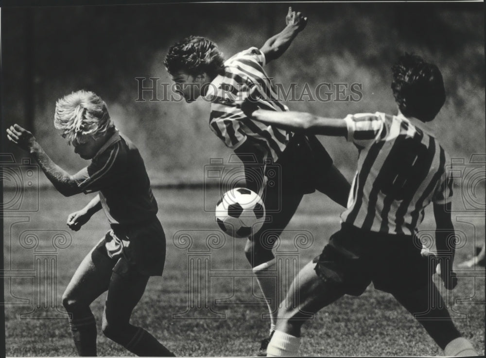 1981 Press Photo A trio of soccer players attempt to win the ball- Historic Images