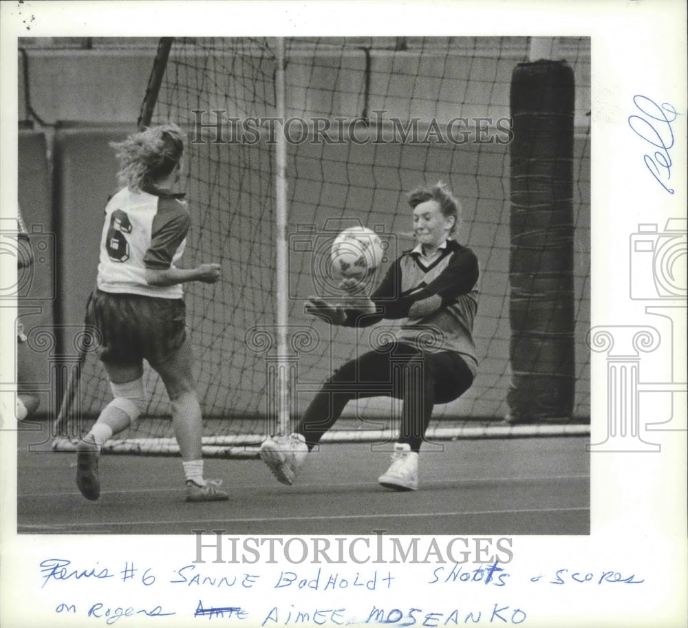 Press Photo Ferris soccer player Sanne Bodholdt scores against Rogers- Historic Images