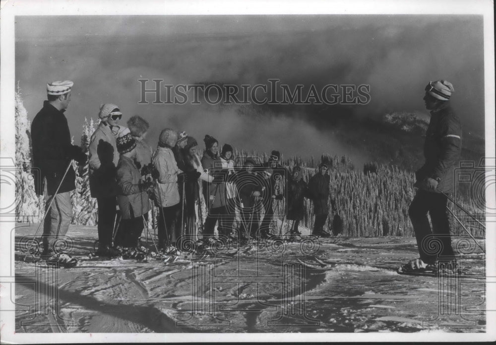 1971 Press Photo Ski instructor Parry Lehinger and his class- Historic Images