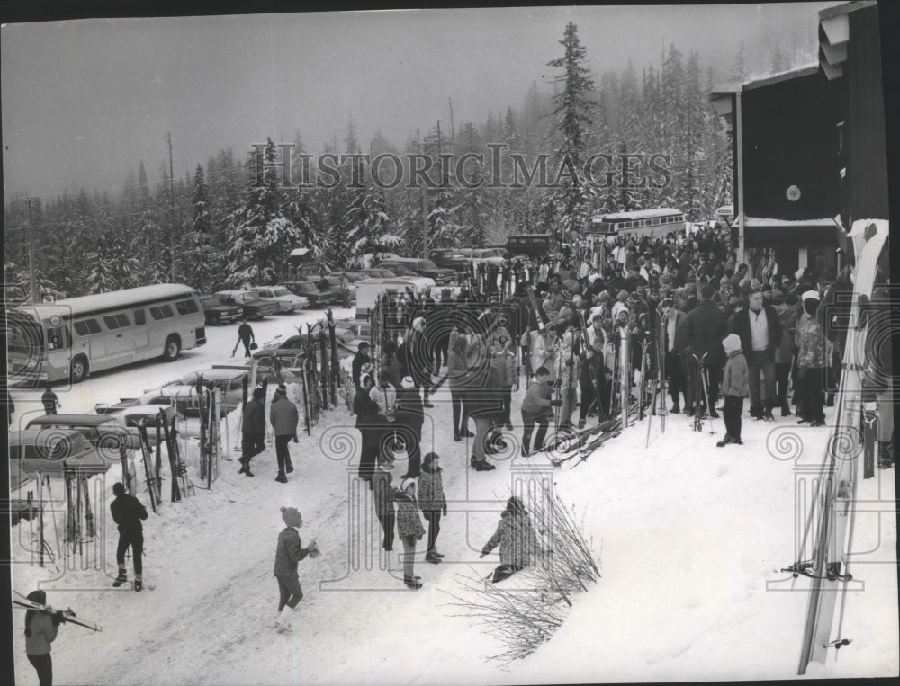 1967 Press Photo A horde of skiers arrive at the Mount Spokane lodge- Historic Images