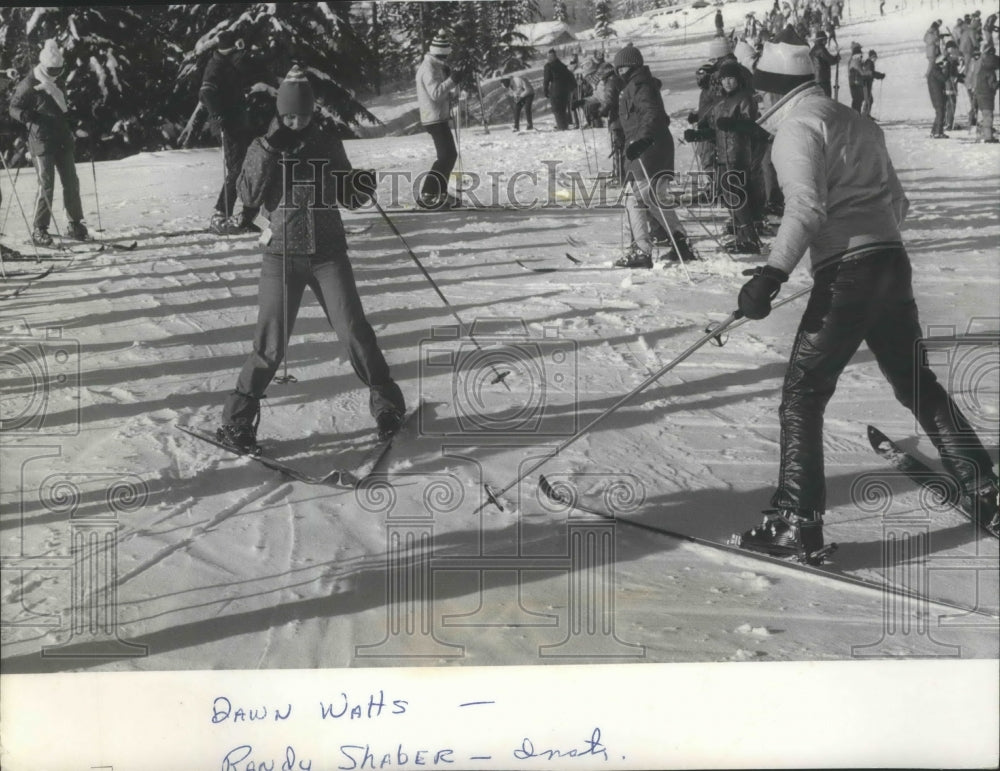 1974 Press Photo Ski instructor Randy Shaber with student Dawn Watts- Historic Images