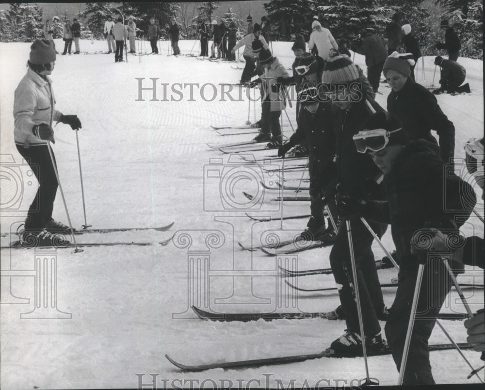 1973 Press Photo A ski instructor addresses a class on a groomed slope- Historic Images