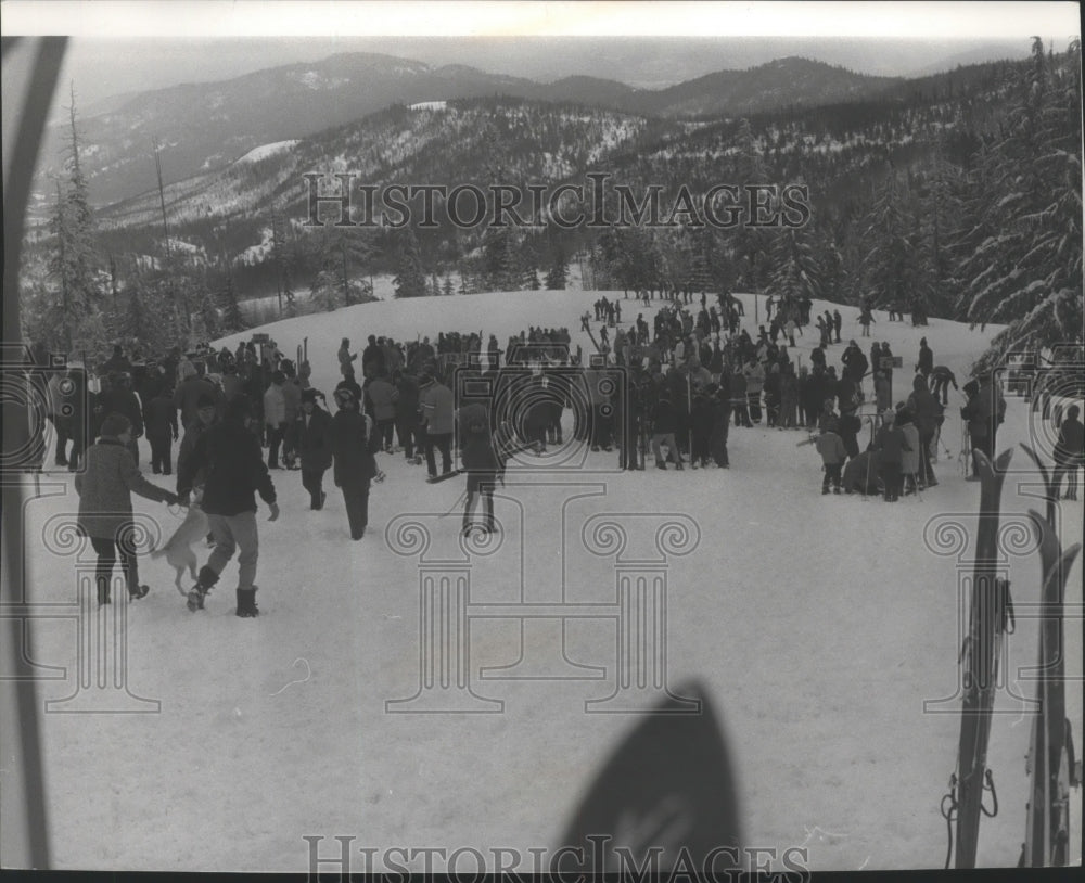 1972 Press Photo Students gather for a Spokesman-Review Ski School session- Historic Images