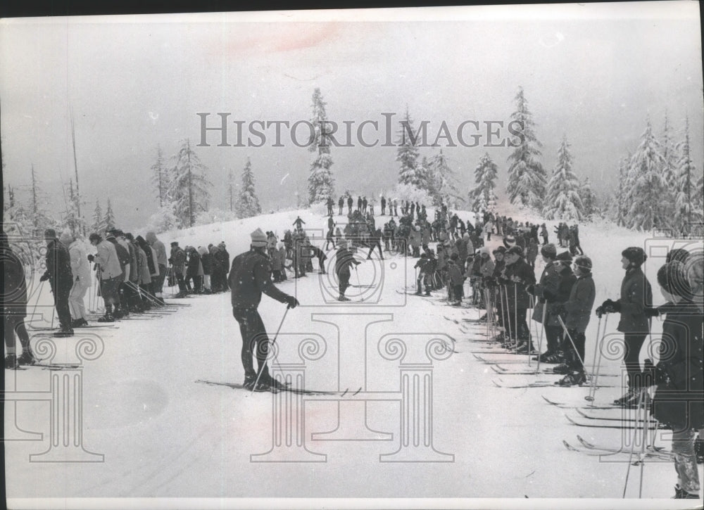 1970 Press Photo Ski school instructors work with a large group of students- Historic Images