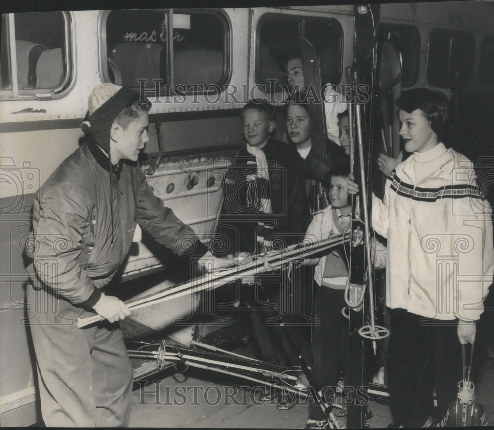 1957 Press Photo A Spokesman-Review Ski School chartered bus unloads skiers- Historic Images