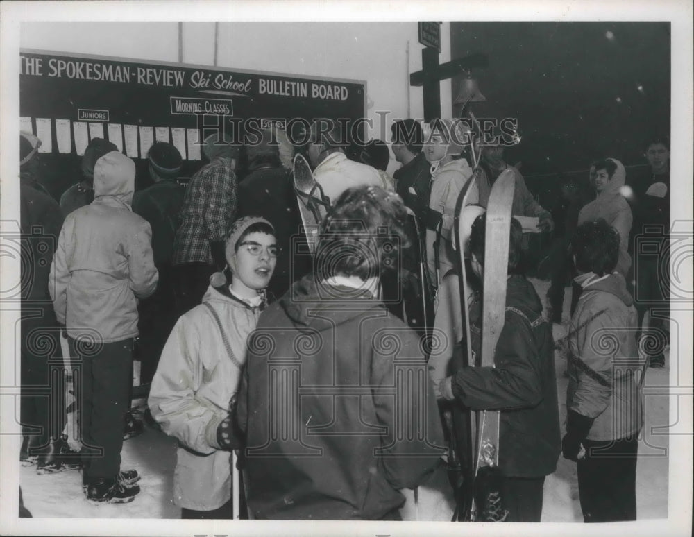 1957 Press Photo Students checking Spokesman-Review Ski School bulletin board- Historic Images