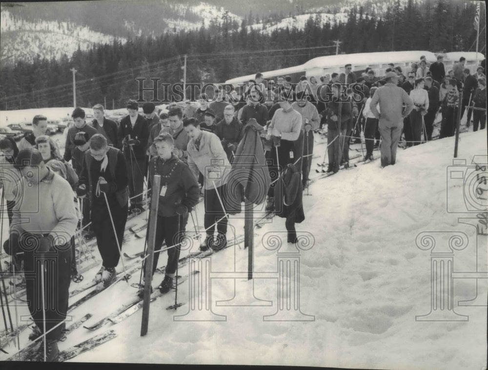 Press Photo A long line of ski school students waiting at a chairlift- Historic Images