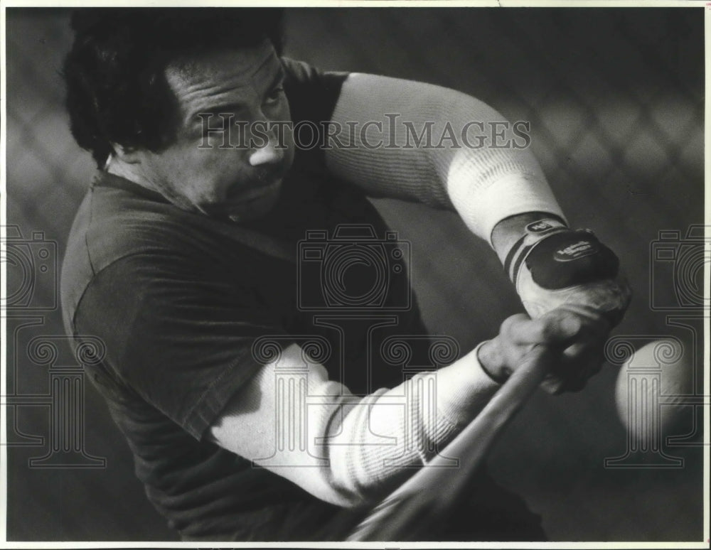 1988 Press Photo Softball player Ray Murphy of Blessing&#39;s Tavern takes a cut- Historic Images