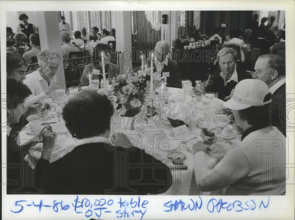 1986 Press Photo Jack Nicklaus, professional golfer, listens intently at dinner- Historic Images